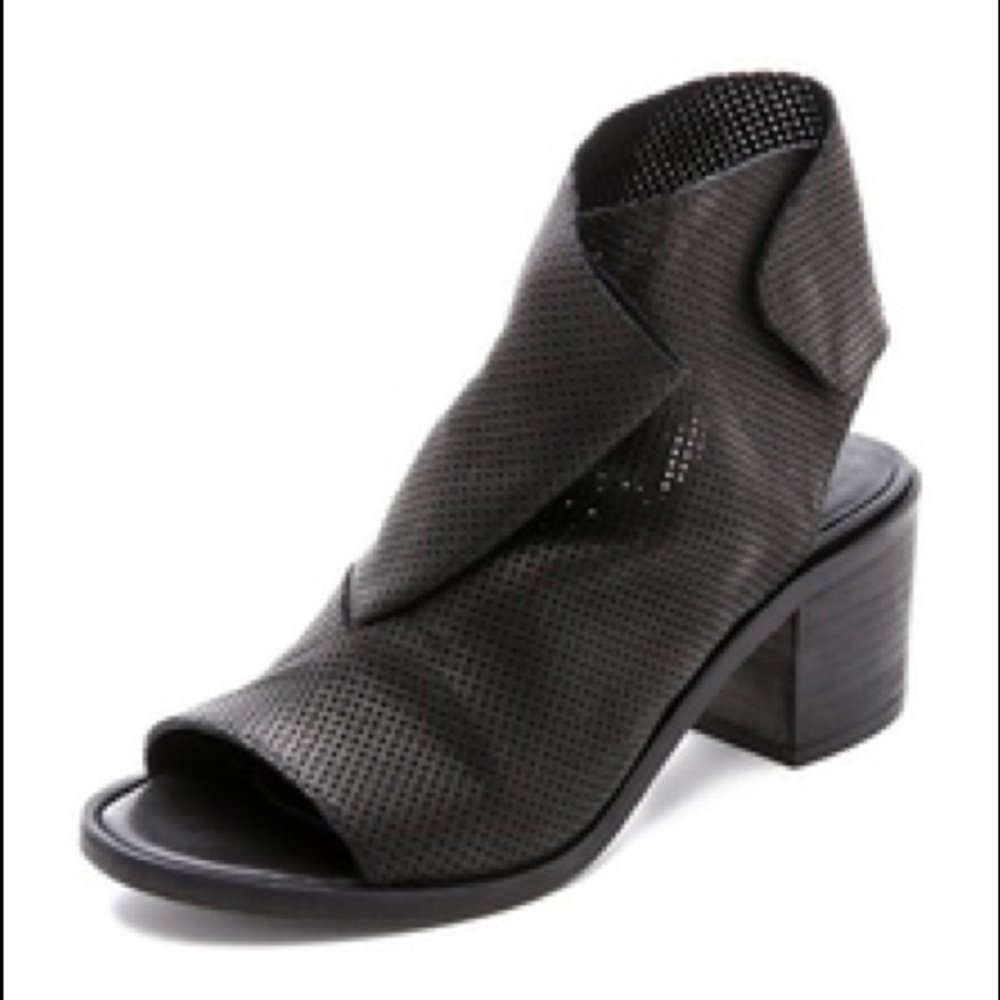 LD TUTTLE The Bow Sandals